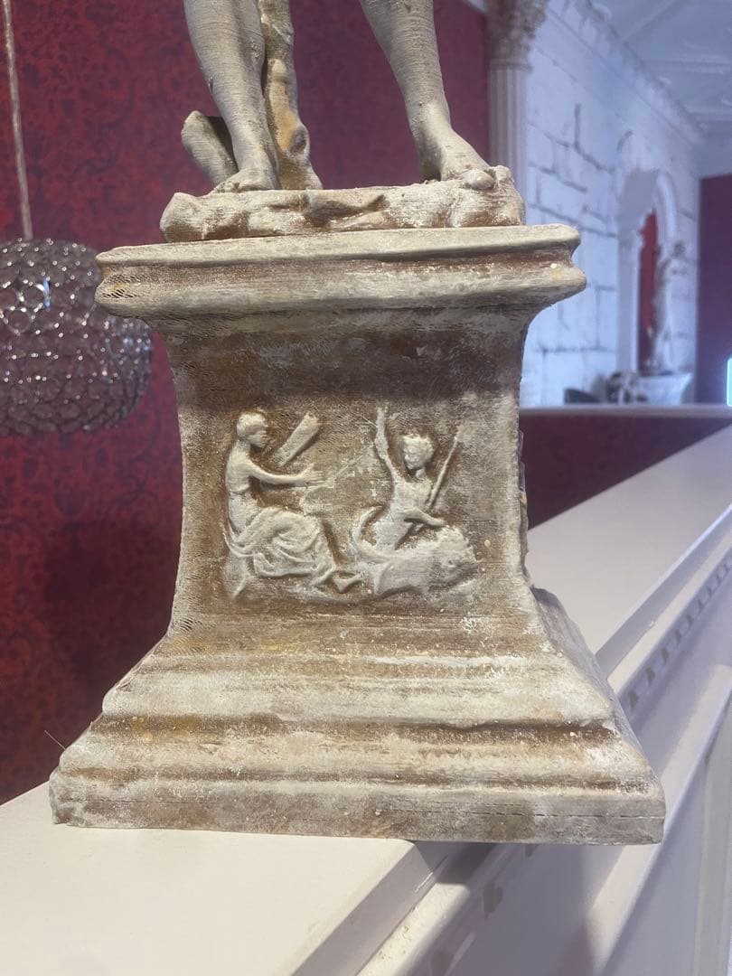 ダビデ像(ミケランジェロ)高さ:60 cm ローマの台座の上の彫像