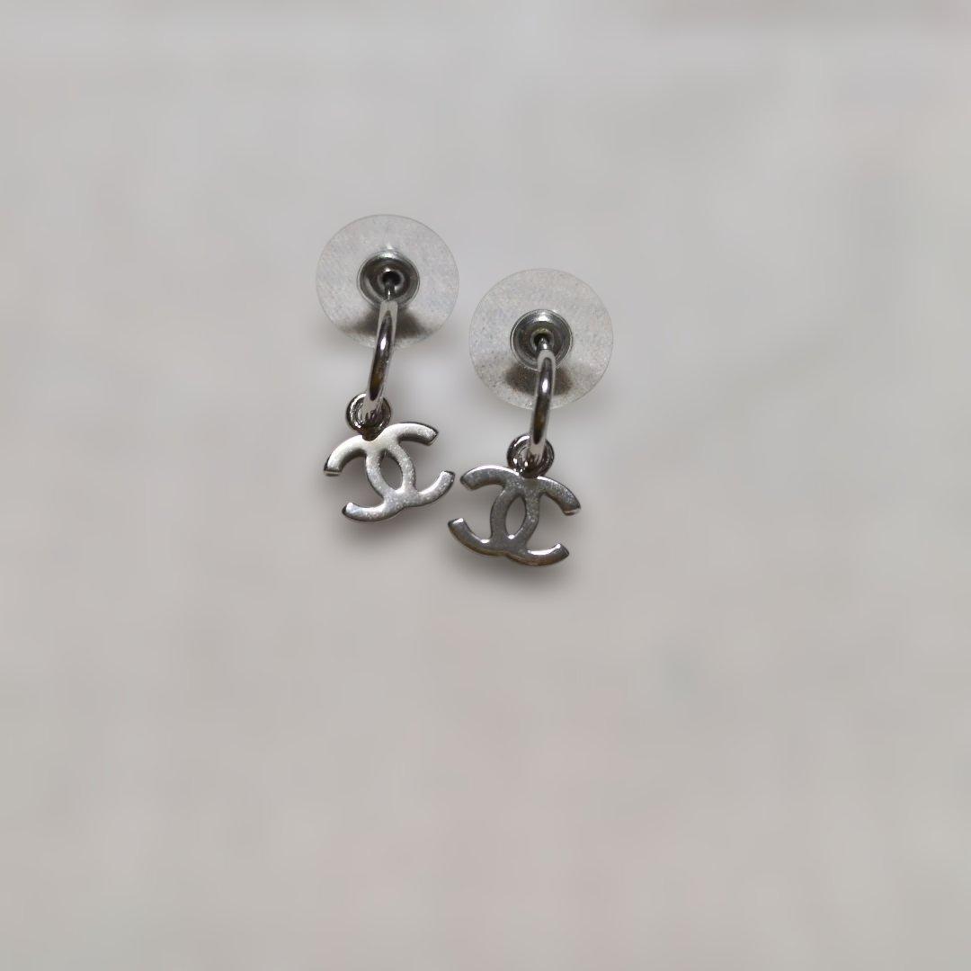 Murry様 新品未使用品 CHANEL シルバー ロゴ ピアス(両耳用)