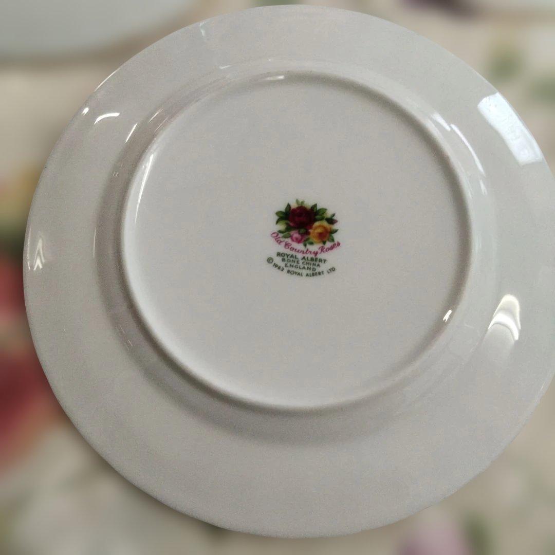 ロイヤル　アルバート　ケーキ皿４枚と皿１枚　メルカリコンパクト便匿名発送