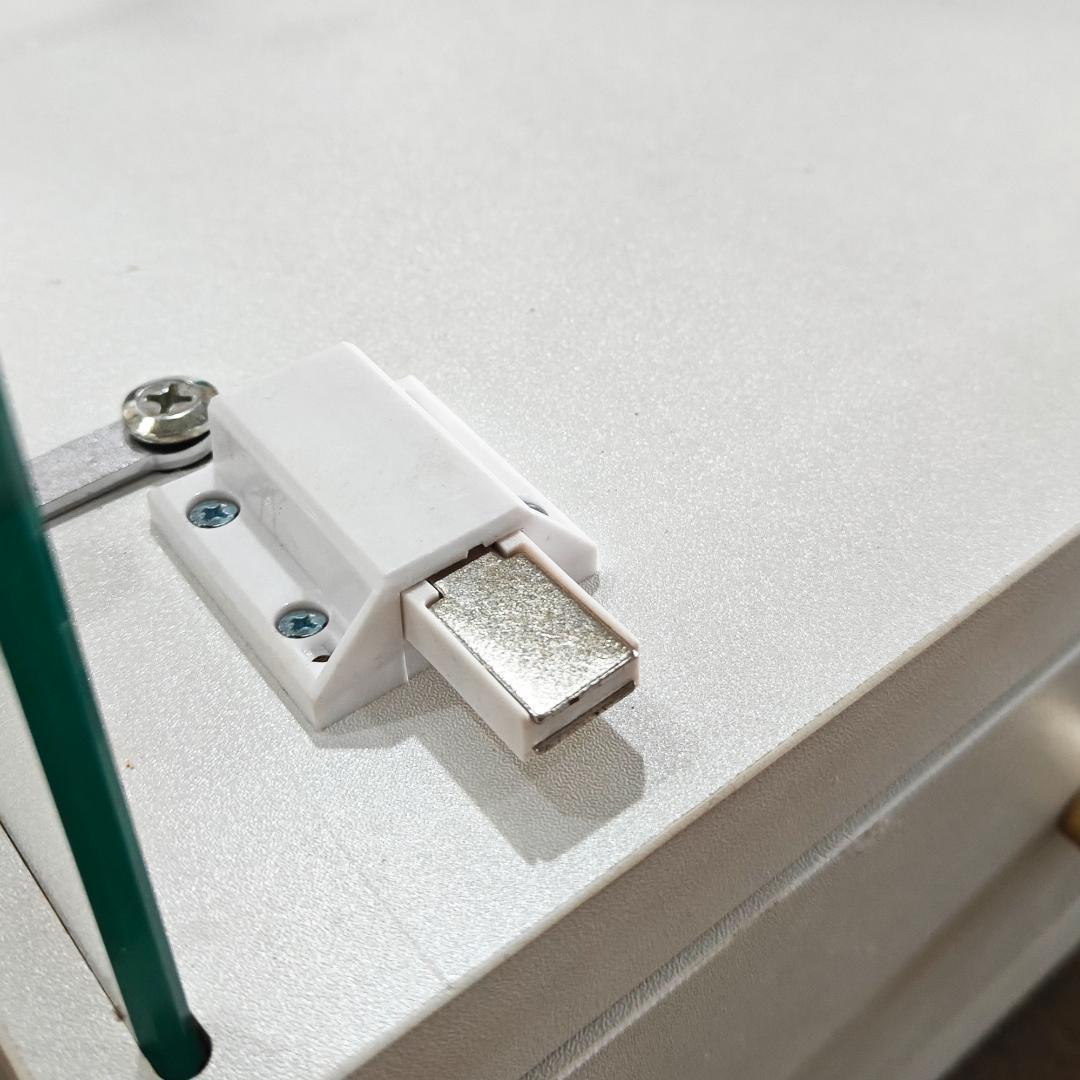 【新品】LED照明&引き出し付きガラス収納棚 鍵付き強化ガラス