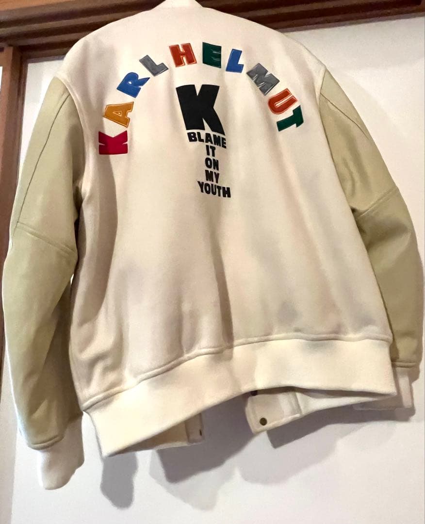 ま*ん様 KARL HELMUT ロゴアップリケ使いレザージャケット ホワイト・