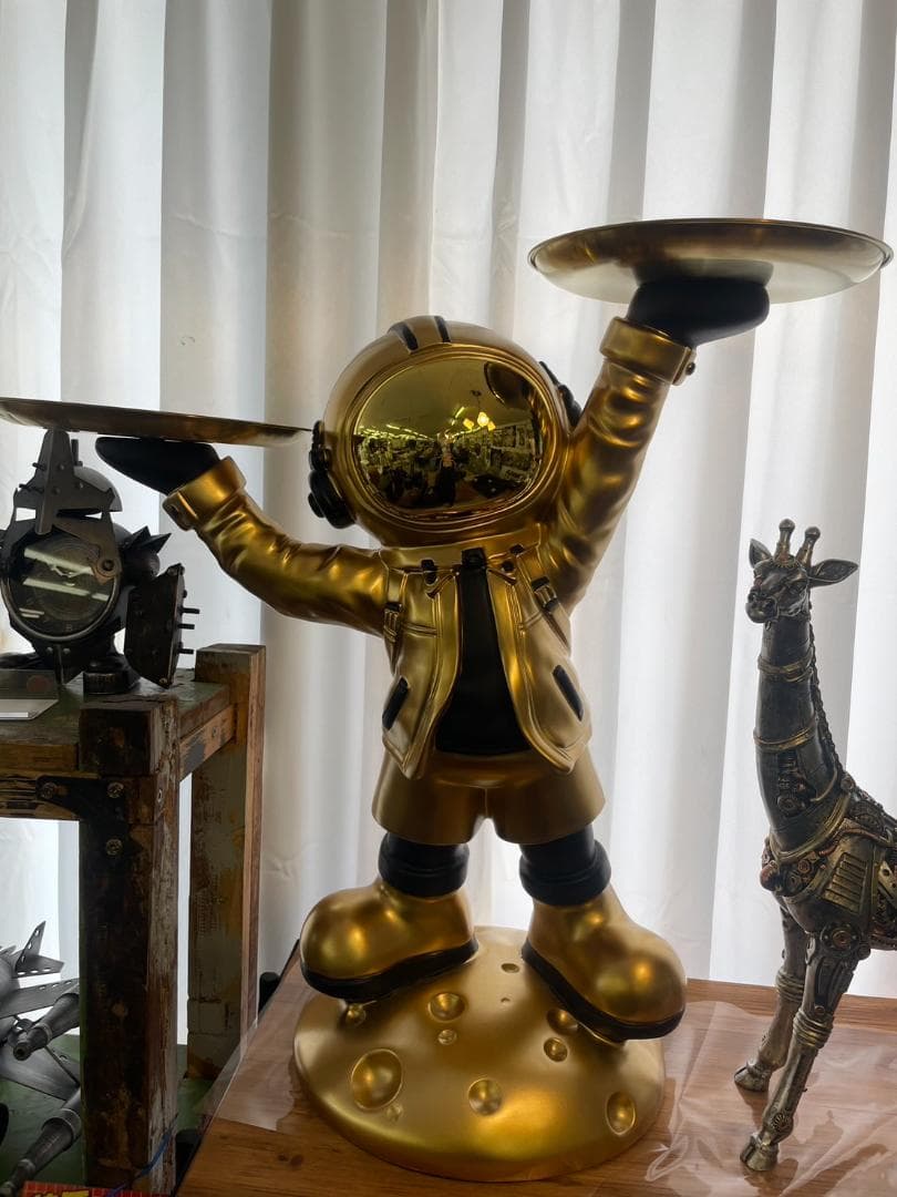 宇宙飛行士　サイドテーブル　オブジェ　ゴールド　コレクションラック　展示台　棚