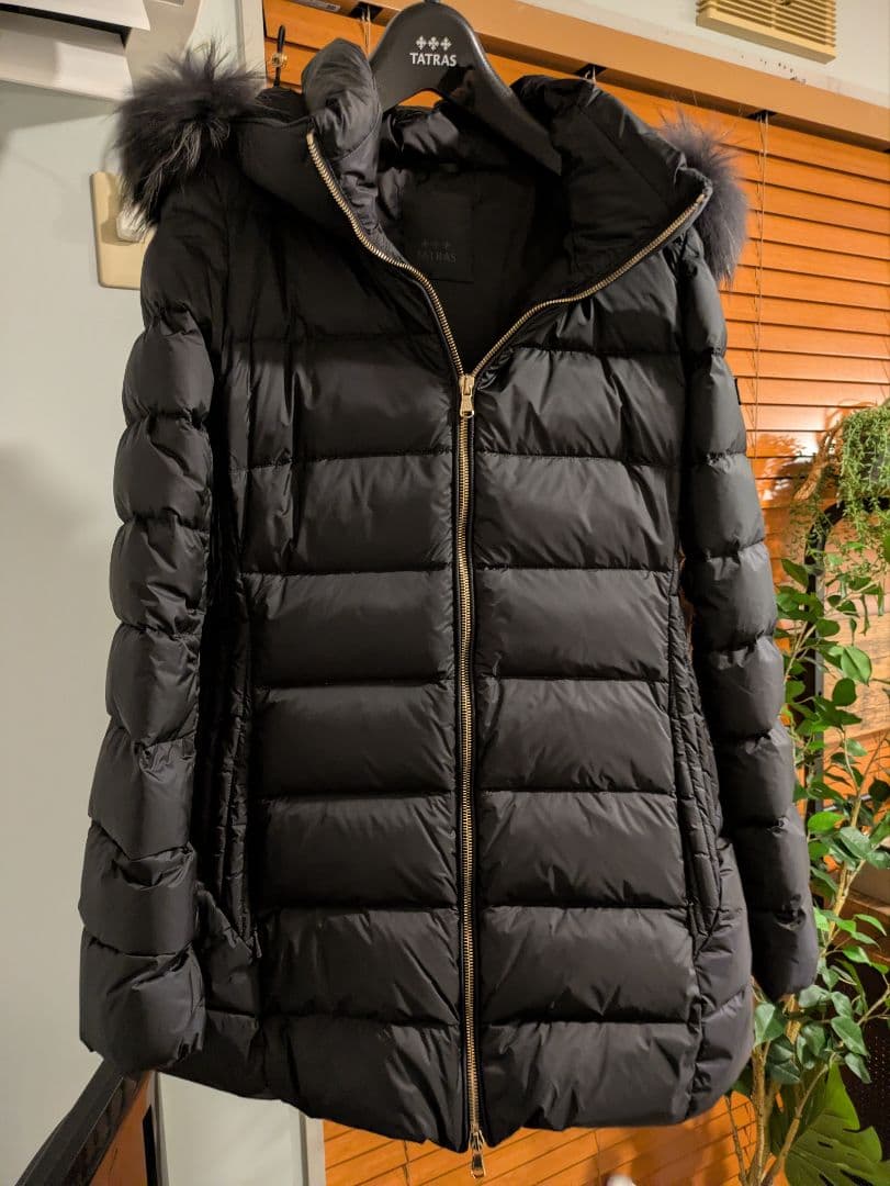 TATRAS ブラックダウンジャケット フード付き