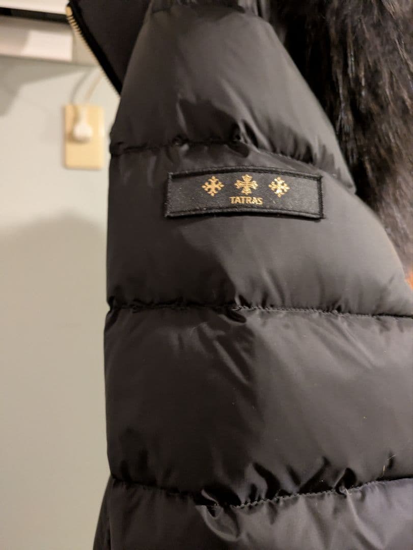 TATRAS ブラックダウンジャケット フード付き