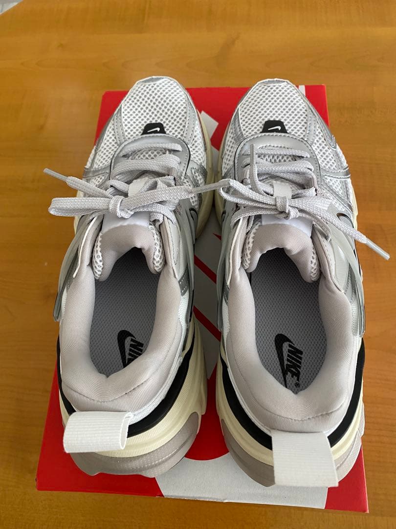 【NIKE/ナイキ】ウィメンズ V2K ラン　24.5㎝