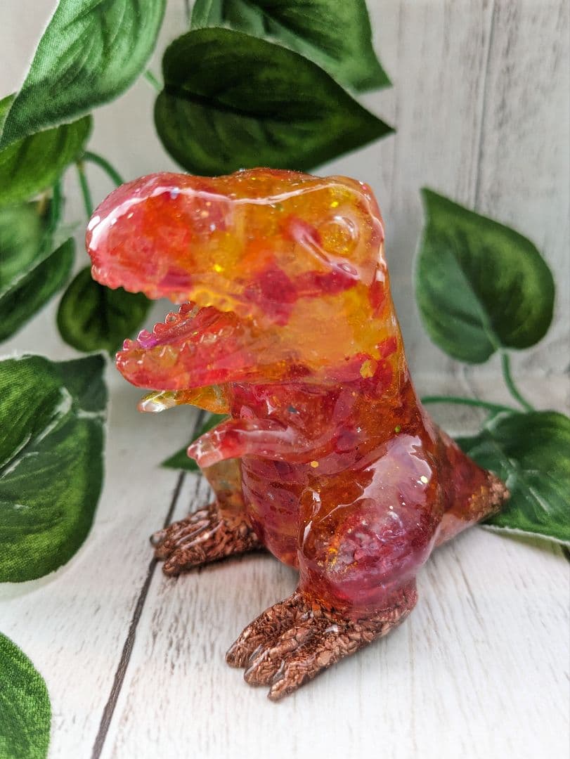 【つる927】オーラクォーツのあかい恐竜ちゃん形オルゴナイト☆他５点
