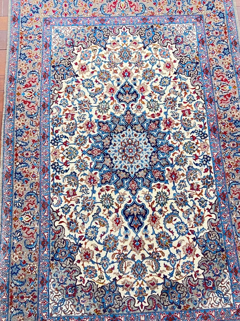 ペルシャ絨毯本物手織りタブリーズ産、素材:シルクとウール非常に綺麗