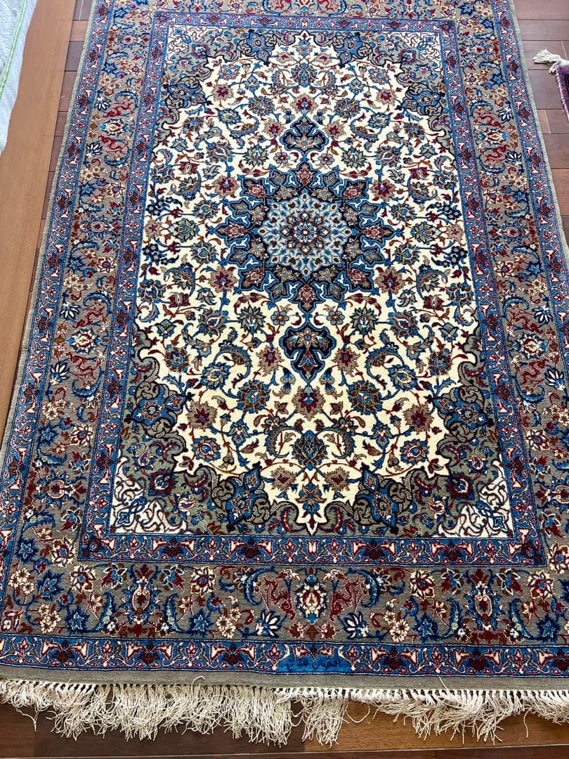 ペルシャ絨毯本物手織りタブリーズ産、素材:シルクとウール非常に綺麗
