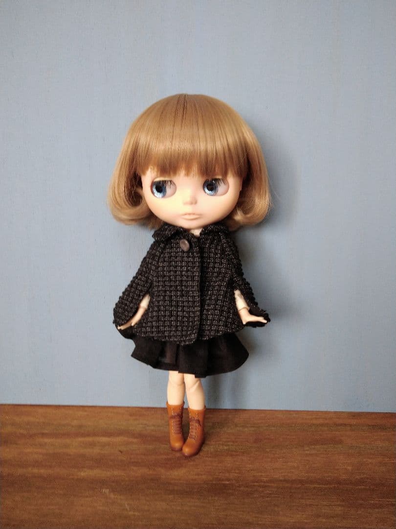 140.※ブライスアウトフィット※1/6ドール※冬服※黒のウール素材のポンチョ