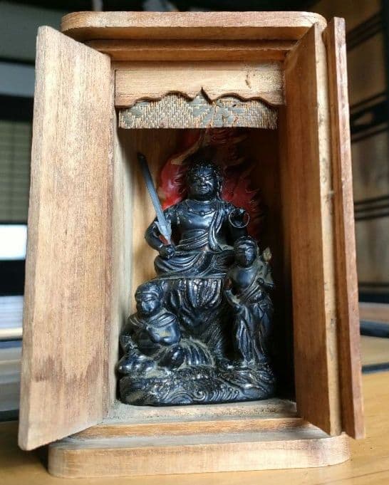 か*ん様 仏教美術 不動明王 三尊像287g　高さ11cm　厨子