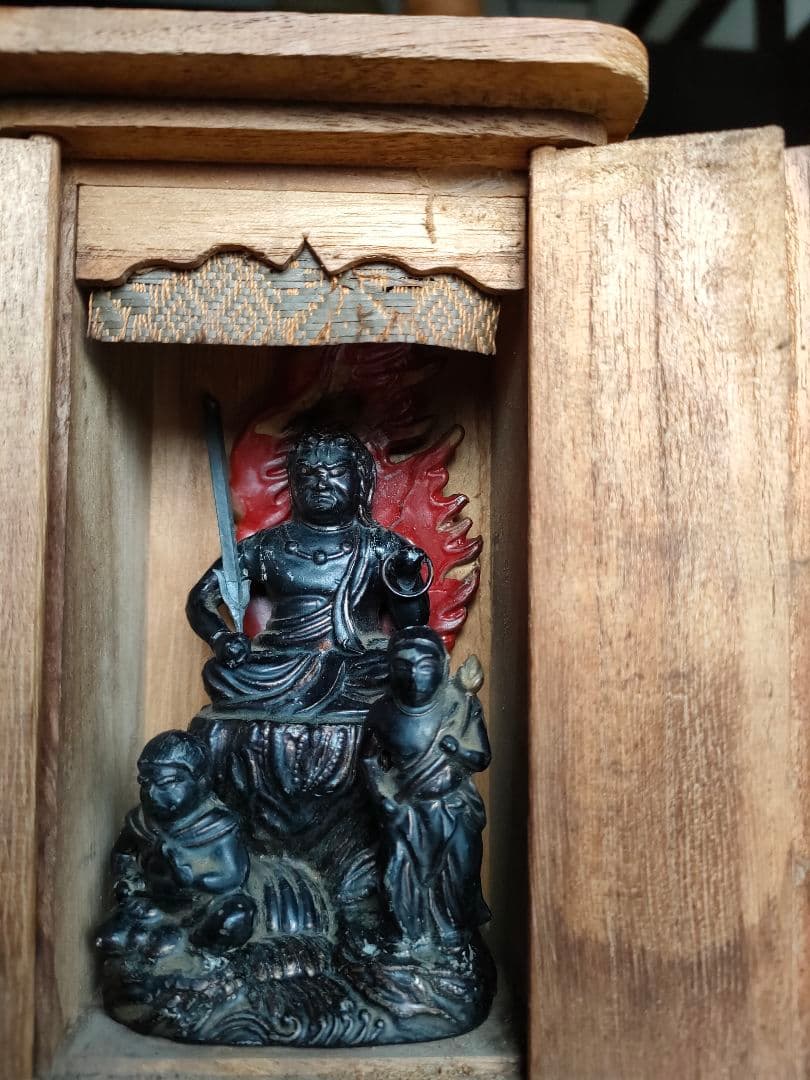 か*ん様 仏教美術 不動明王 三尊像287g　高さ11cm　厨子