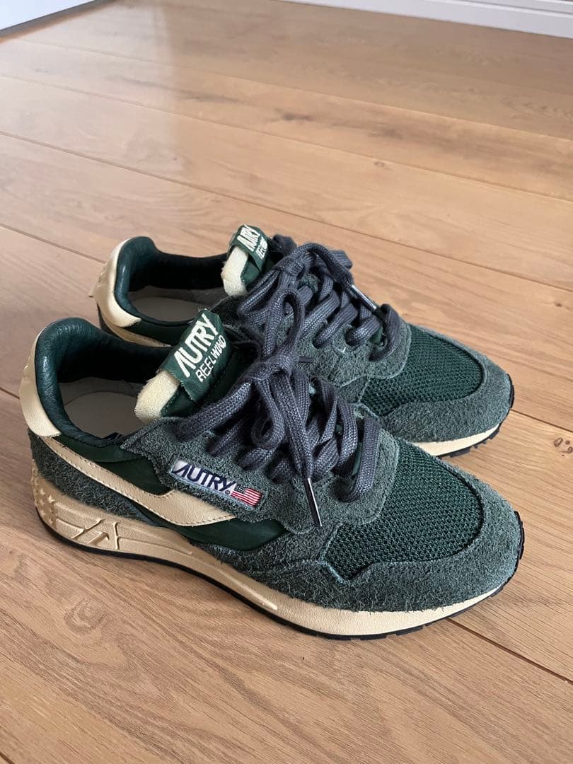 AUTRY ダークグリーン スニーカー