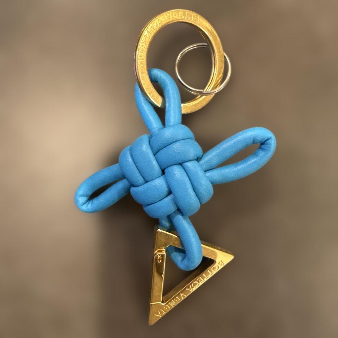 新品　ボッテガヴェネタ トライアングルキーリング 水色 ゴールド金具