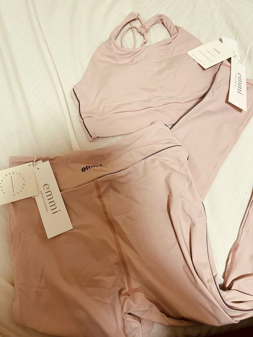 emmi スポーツブラとレギンスセット ピンク