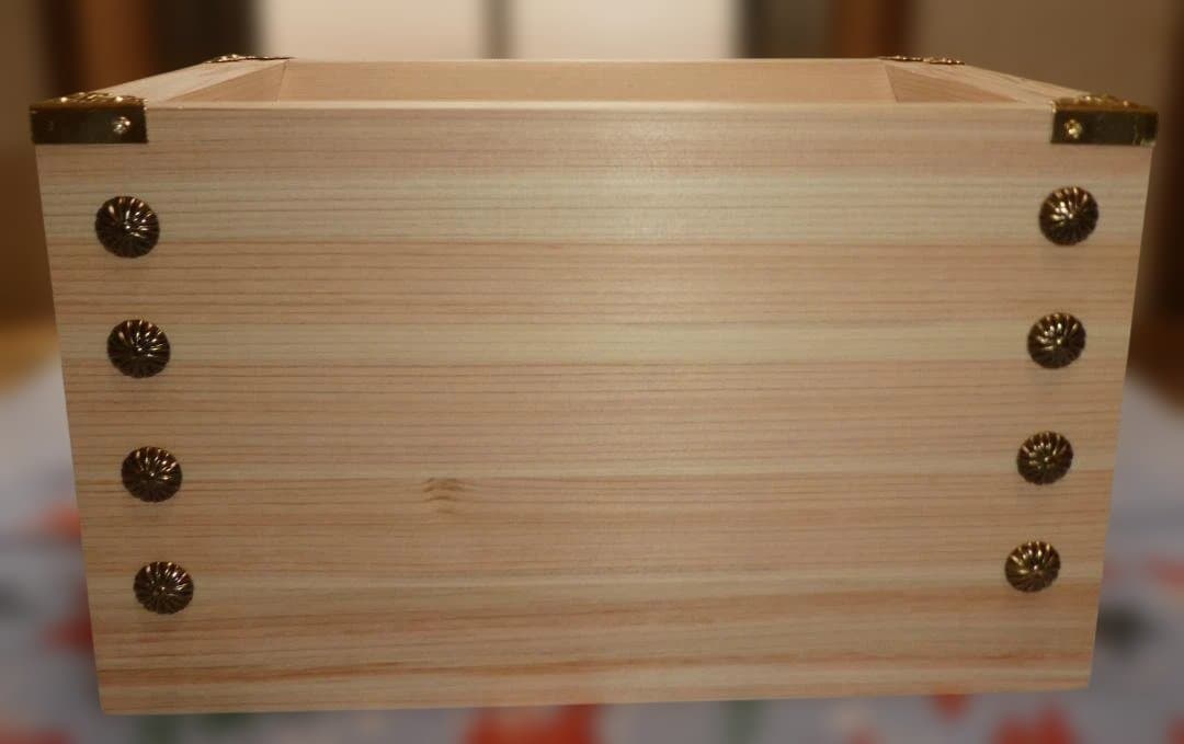 開運　お賽銭箱　（桧）大　上部角金色付　菊鋲　３９