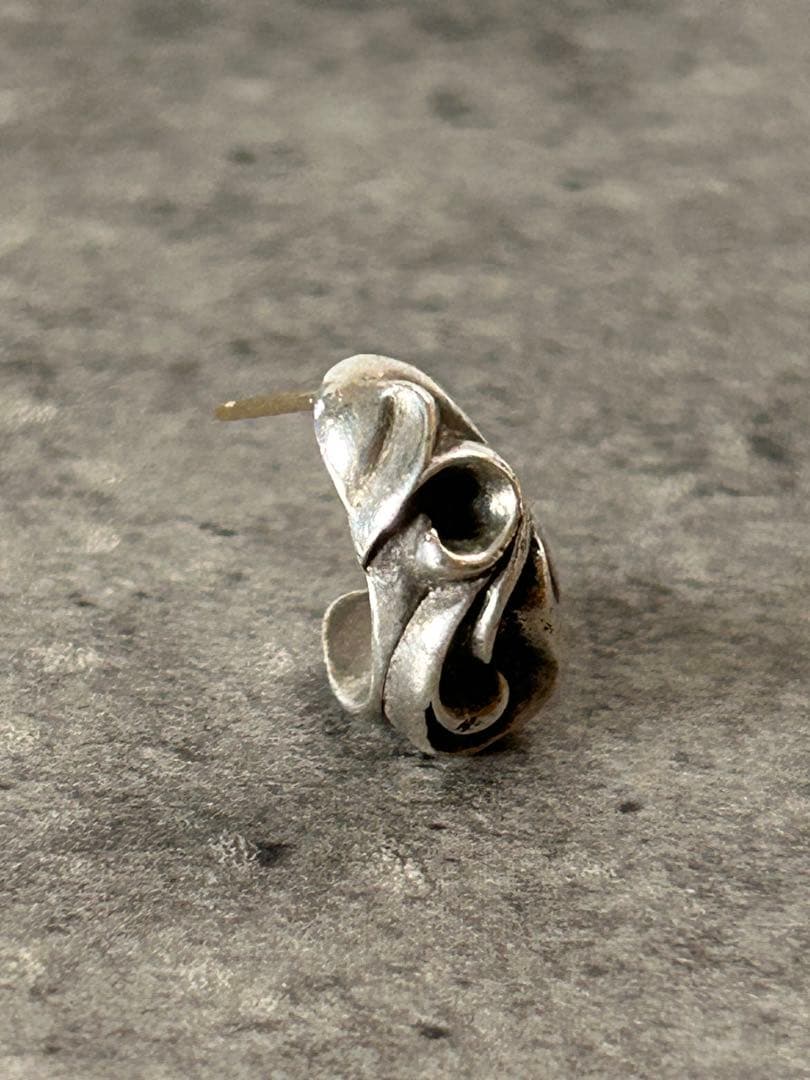 クロムハーツ カーブティアドロップイヤリング