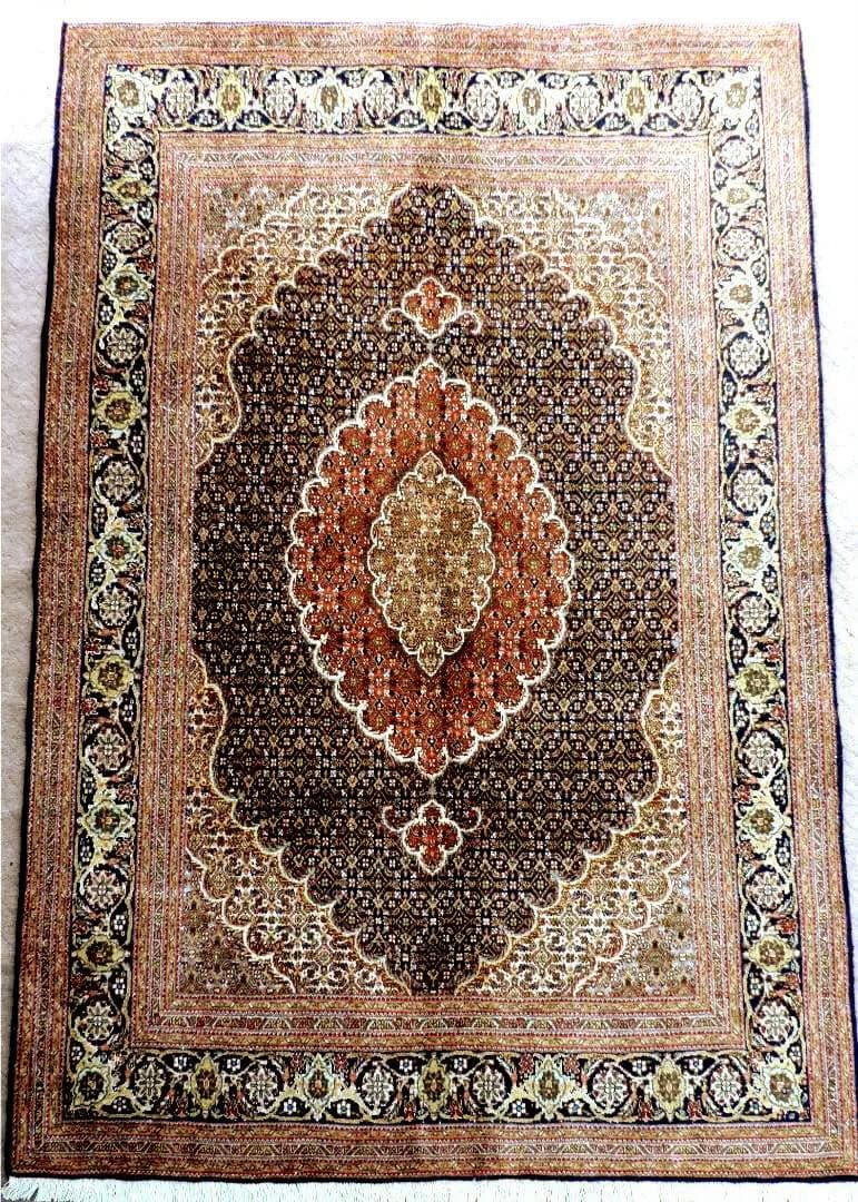 ペルシャ絨毯手織りウール＆シルクタブリーズ産人気なマヒデザイン