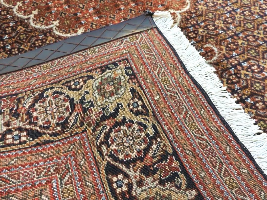 ペルシャ絨毯手織りウール＆シルクタブリーズ産人気なマヒデザイン