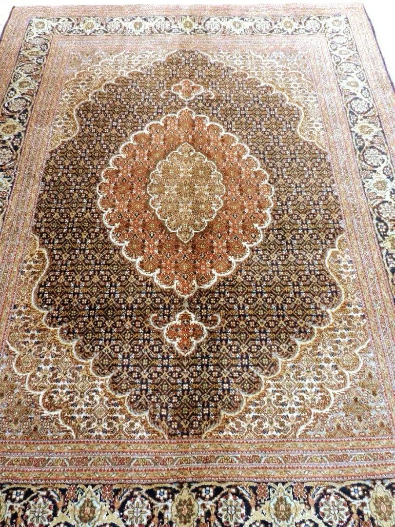 ペルシャ絨毯手織りウール＆シルクタブリーズ産人気なマヒデザイン