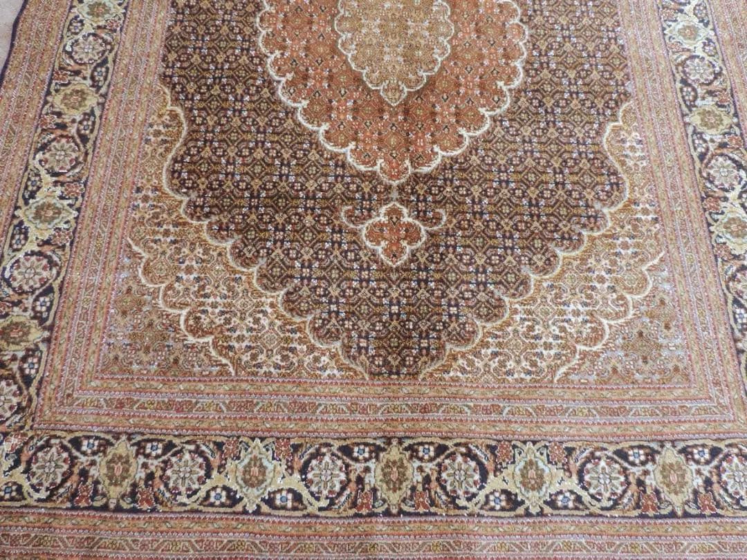 ペルシャ絨毯手織りウール＆シルクタブリーズ産人気なマヒデザイン