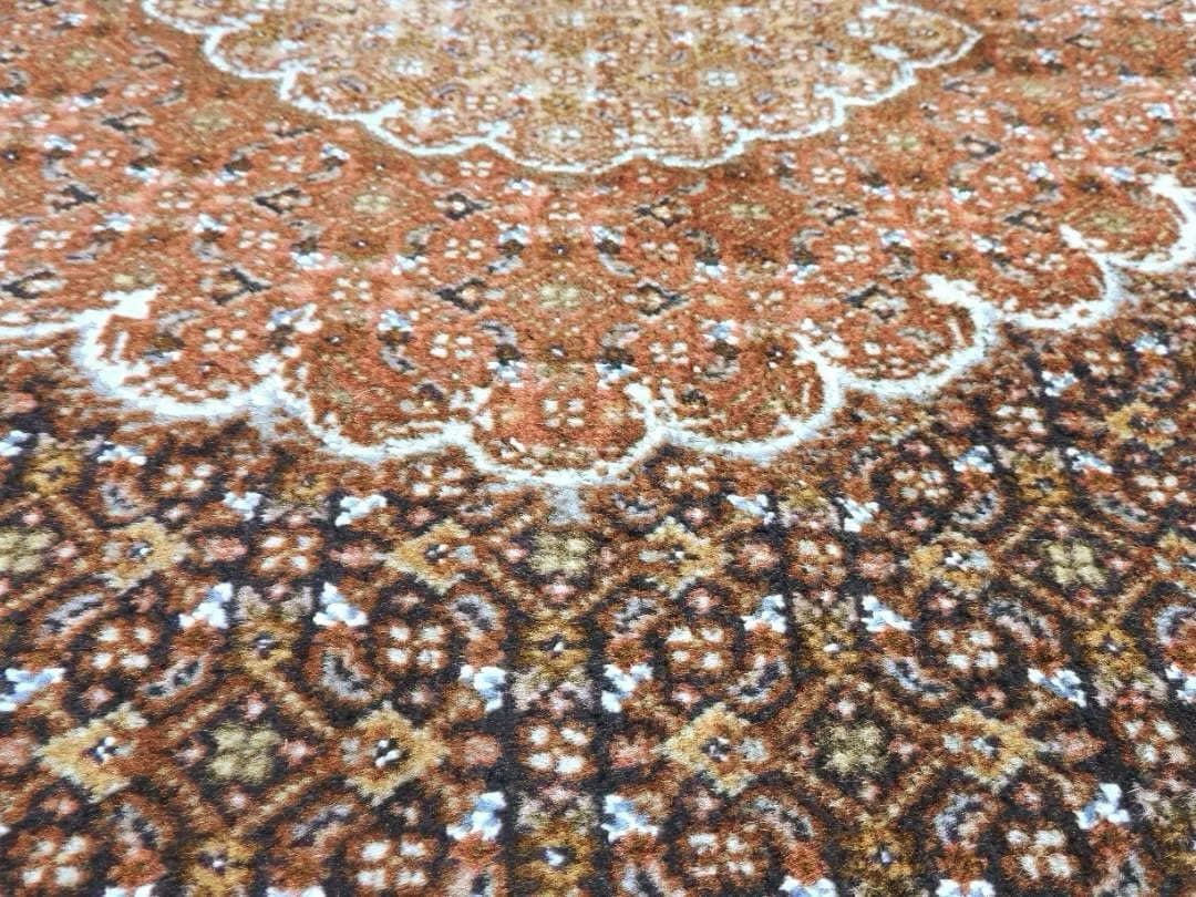 ペルシャ絨毯手織りウール＆シルクタブリーズ産人気なマヒデザイン