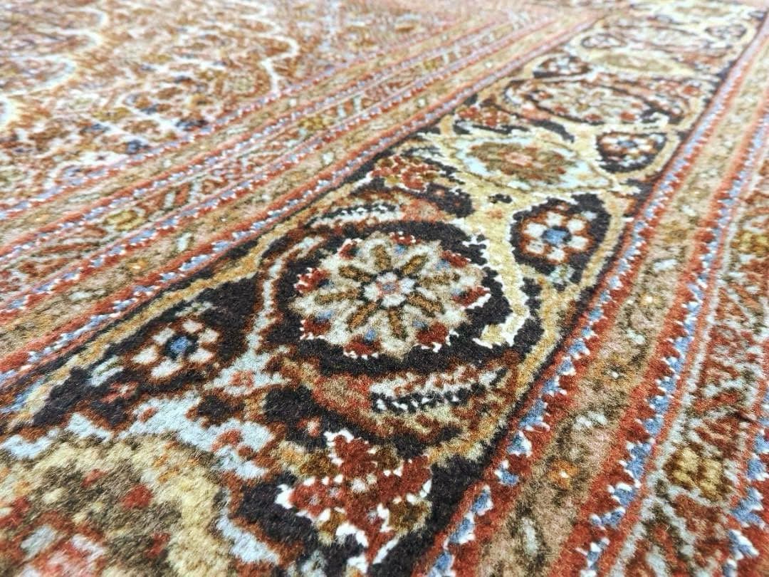 ペルシャ絨毯手織りウール＆シルクタブリーズ産人気なマヒデザイン