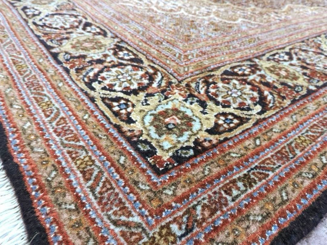 ペルシャ絨毯手織りウール＆シルクタブリーズ産人気なマヒデザイン