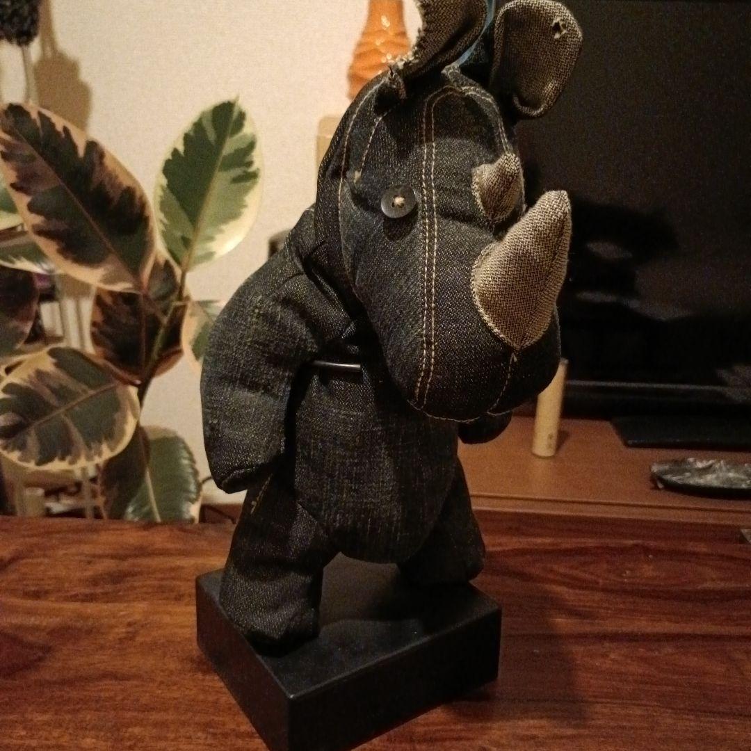 G-STARデニム製サイの置物 黒い台座付き