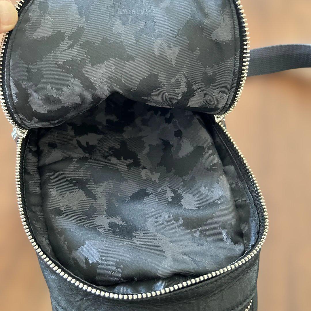 アニアリ　ブラックレザーボディバッグ