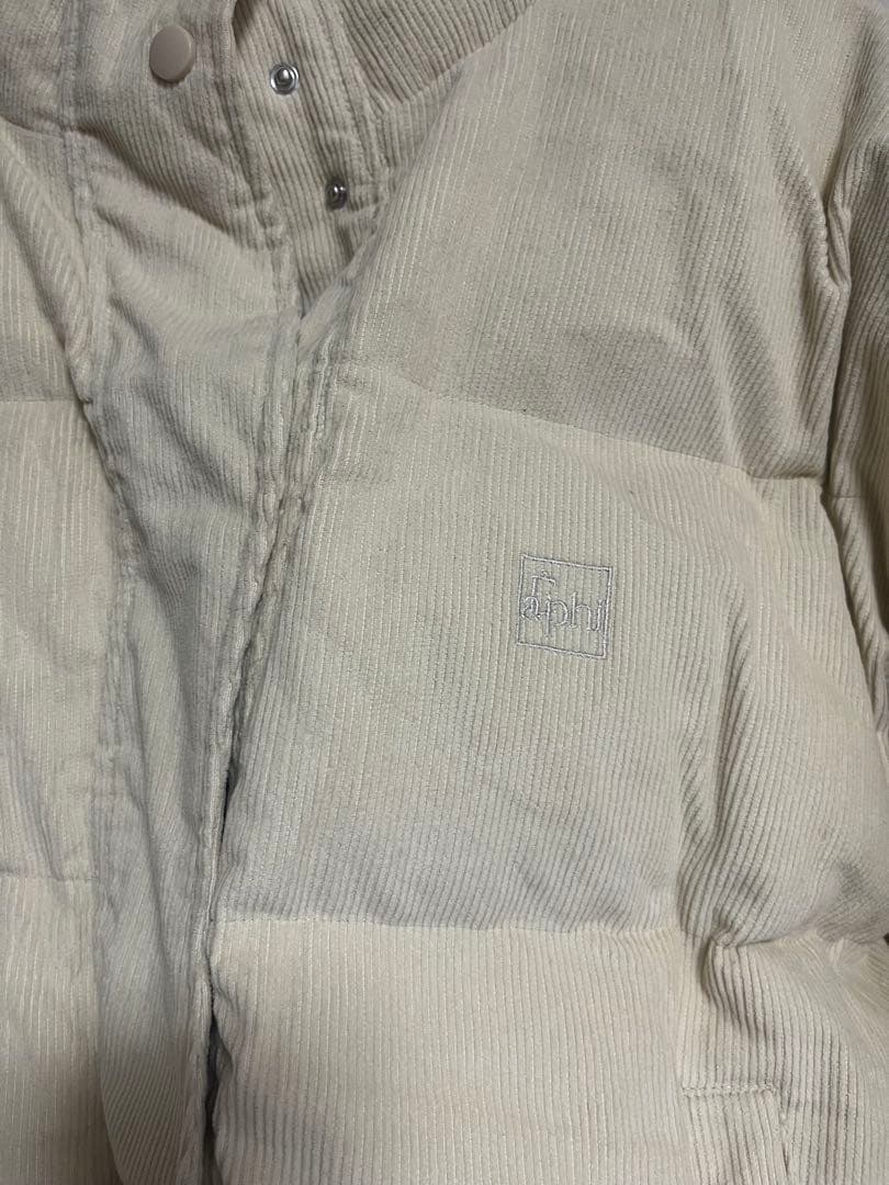 クリーム色 （やや黄色みが強い）ダウンジャケット ボックスシルエット