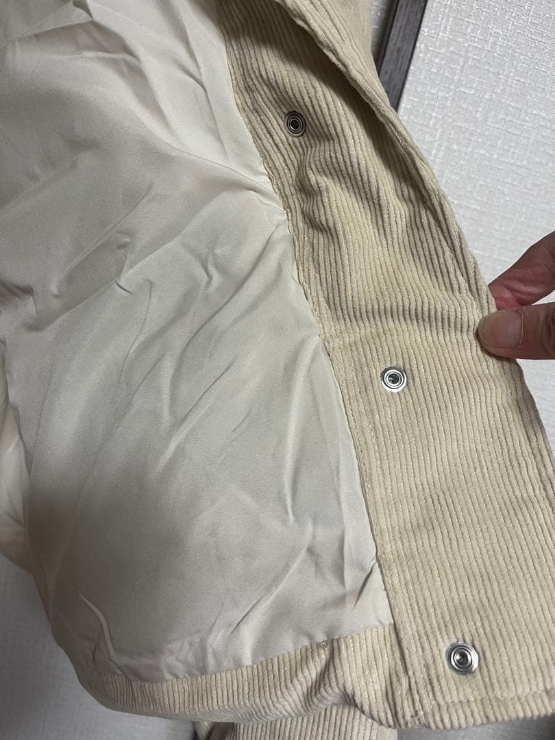クリーム色 （やや黄色みが強い）ダウンジャケット ボックスシルエット