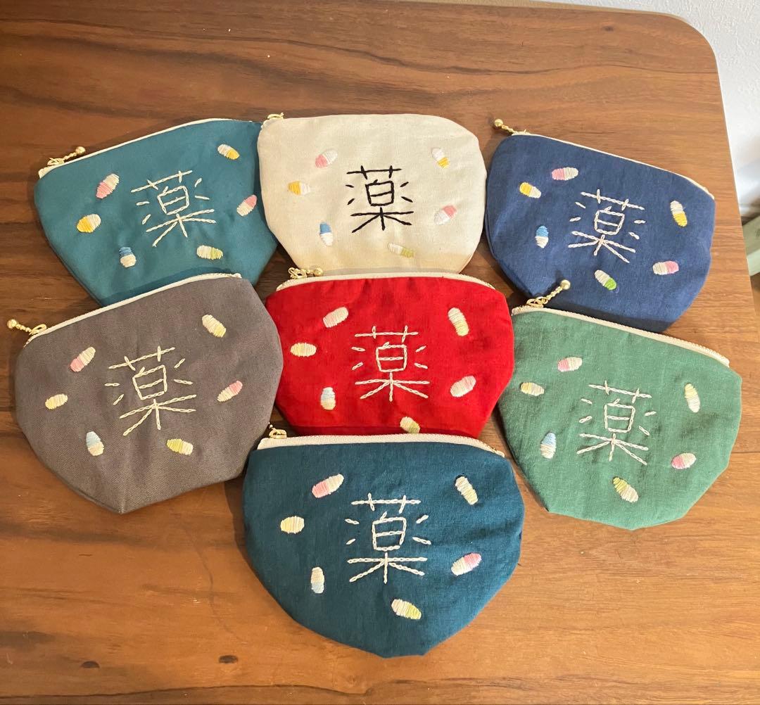 ななちゃんさま　専用ページ　薬ポーチ　刺繍　ハンドメイド