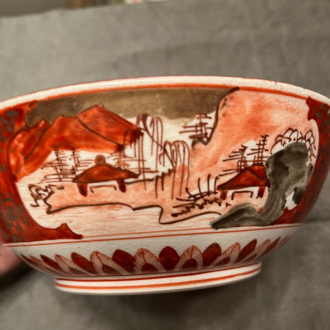 赤地の金装飾陶器皿　中国賢者図