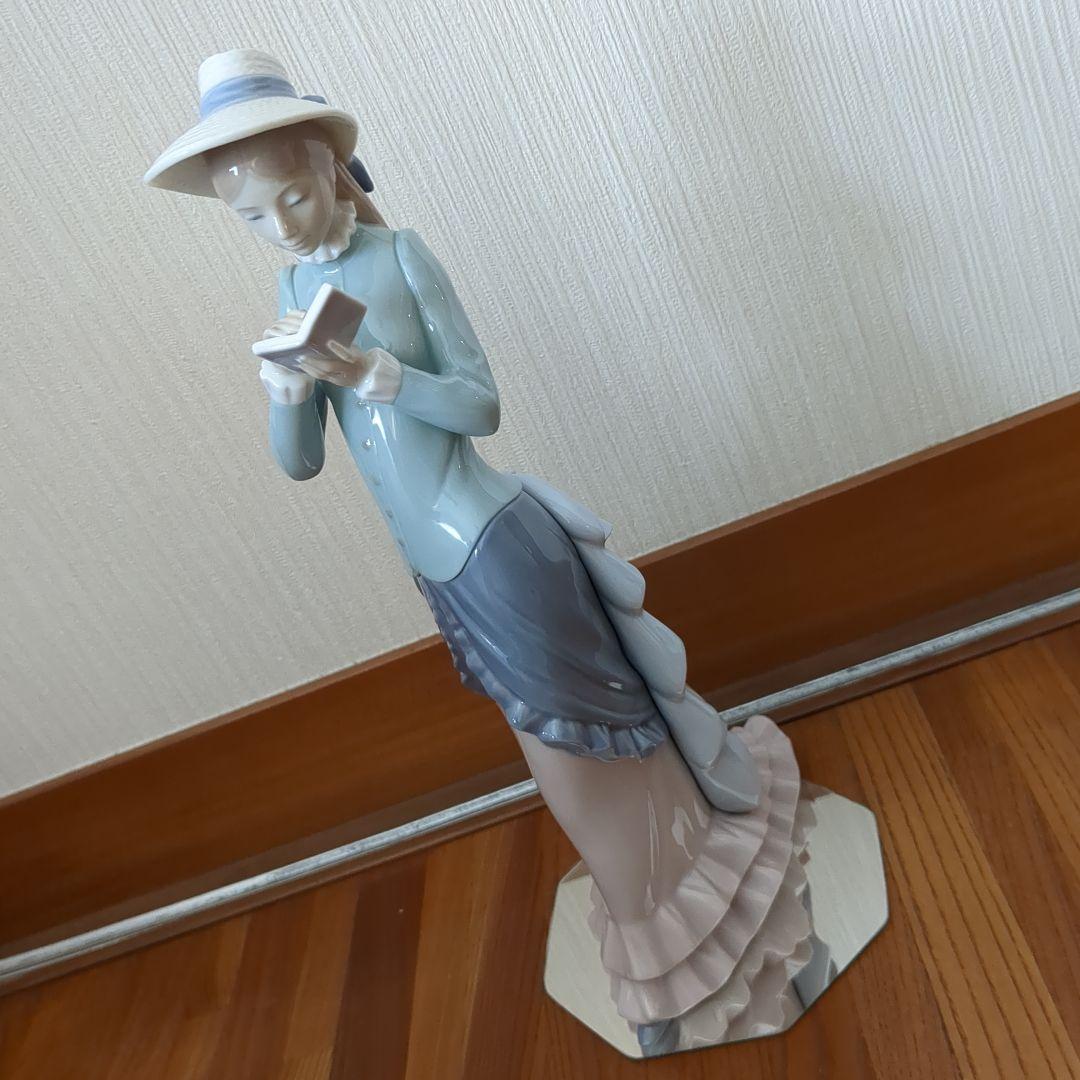 リヤドロ　読書をする貴婦人