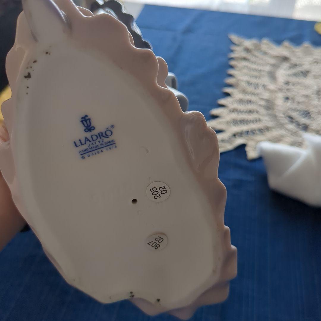 リヤドロ　読書をする貴婦人