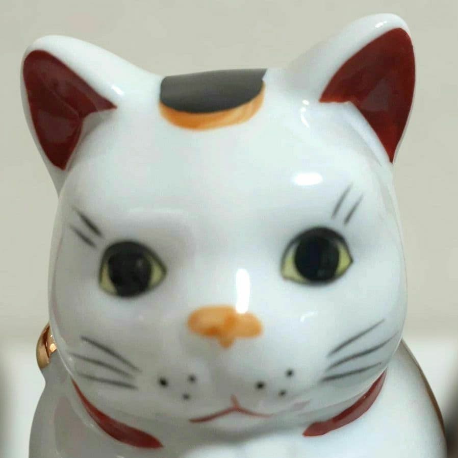 126 瀬戸焼 縁起物 赤絵 お祈り猫（大） 招き猫 陶器製 高さ約12cm