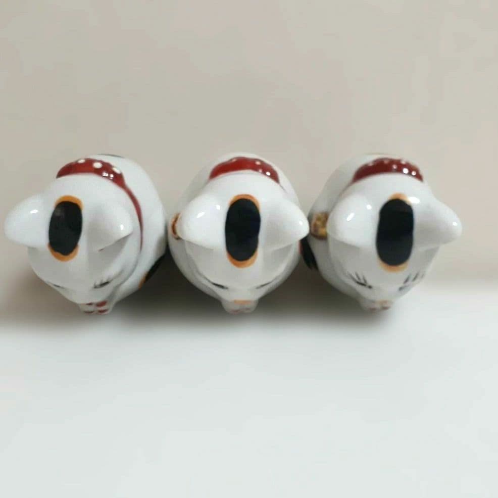 126 瀬戸焼 縁起物 赤絵 お祈り猫（大） 招き猫 陶器製 高さ約12cm