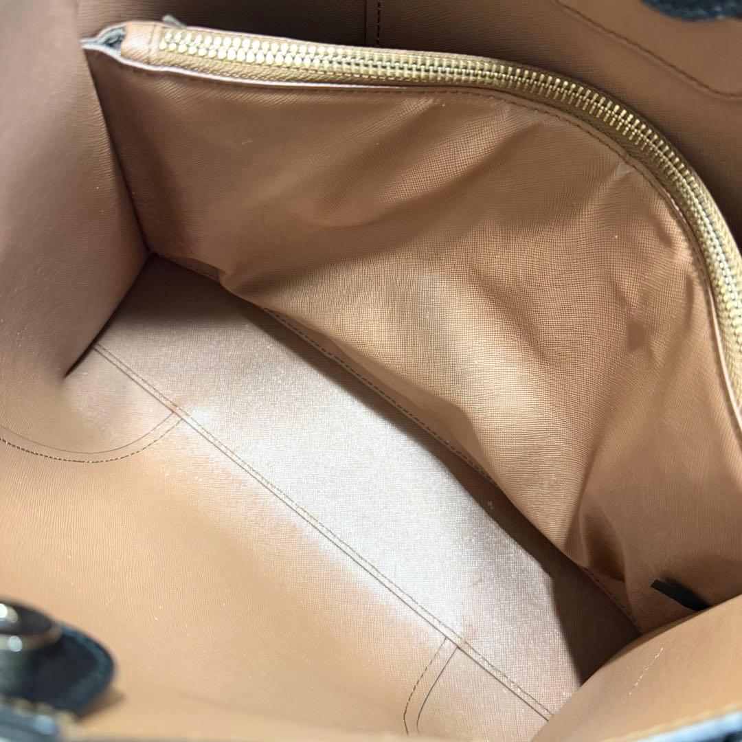 フルラ ヴィットリア トートバッグ 現行アーチロゴ ブラック サフィアーノレザー