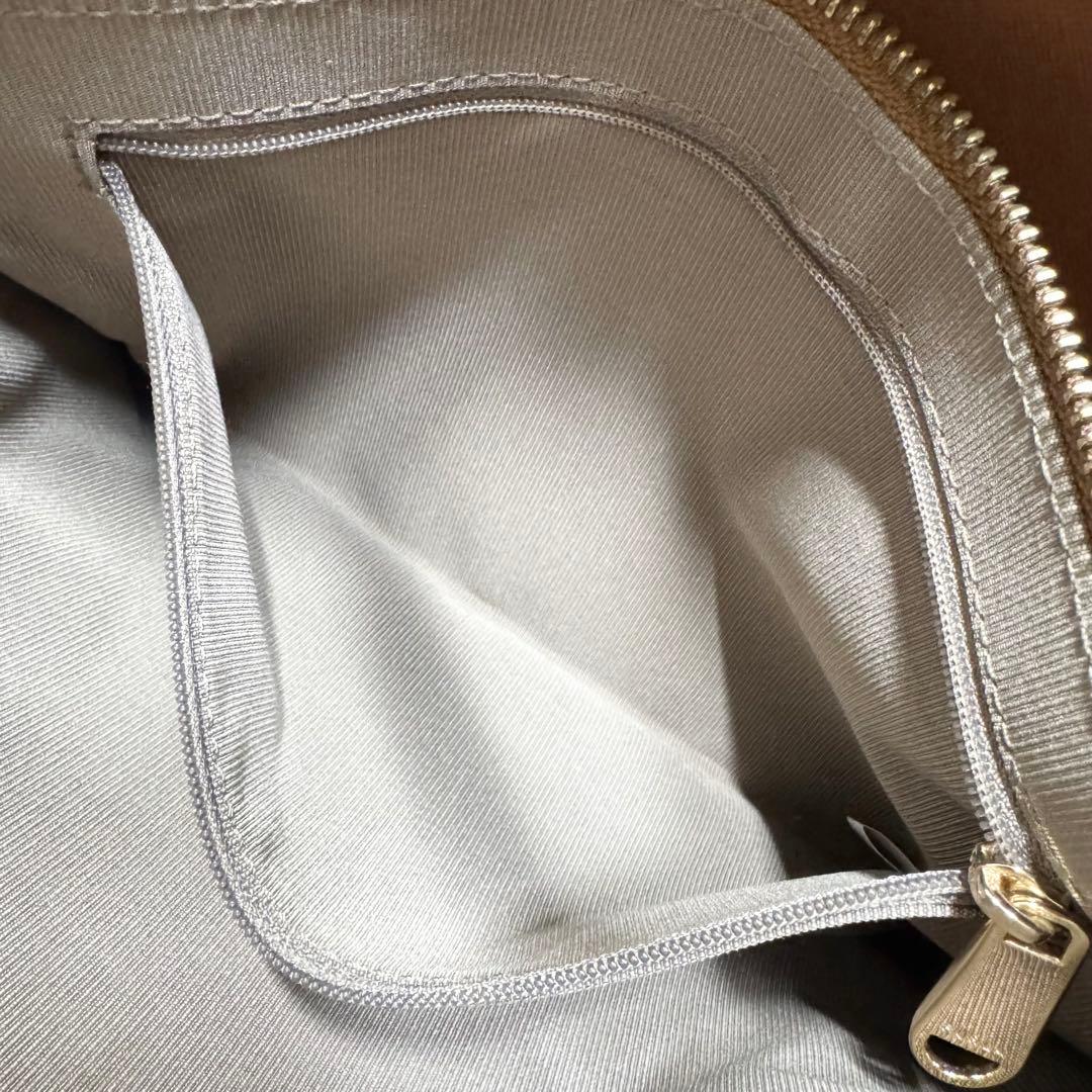 フルラ ヴィットリア トートバッグ 現行アーチロゴ ブラック サフィアーノレザー