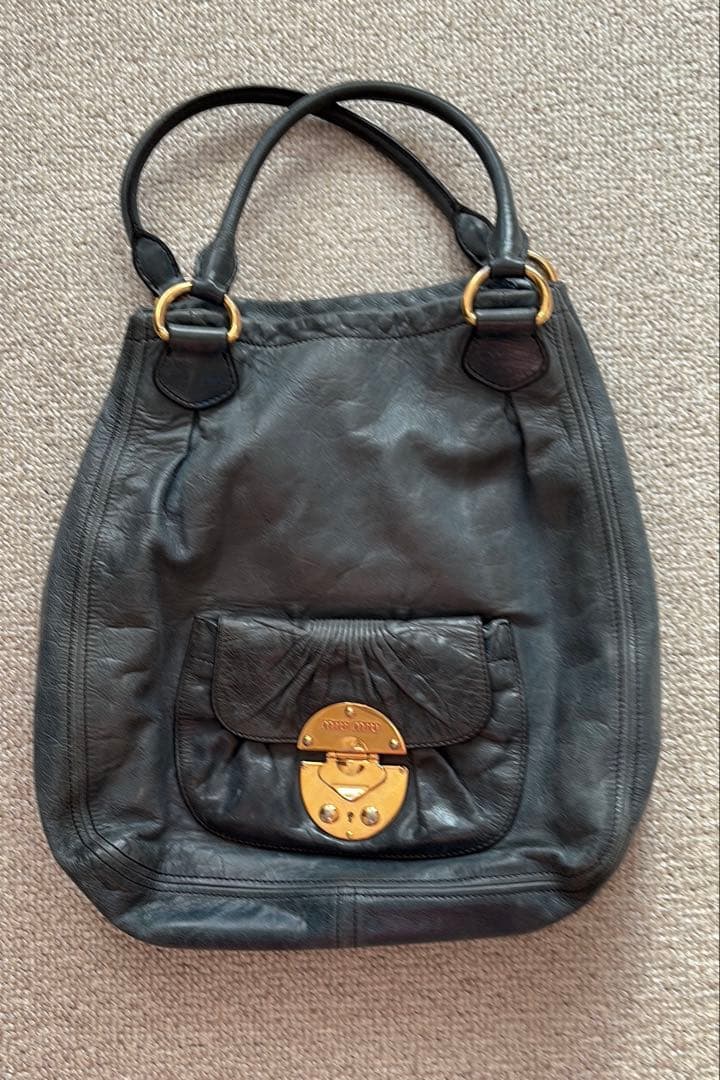 ミュウミュウmiumiu A4すっぽり入ります❣️まだまだ使えます❣️