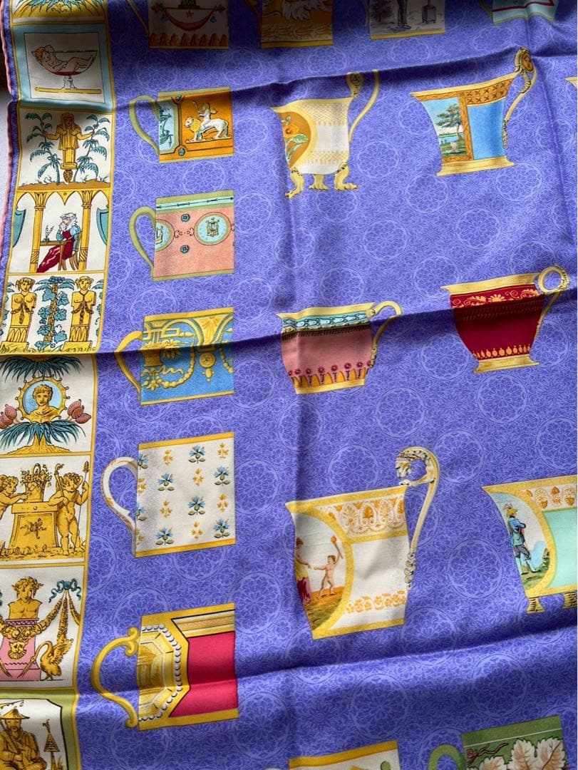【新品未使用】GUCCI シルクスカーフ 多様なカップデザイン　85✖️85サイズ