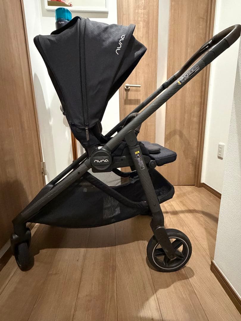 折りたたみ式の【2024年Newモデル】 nuna swiv ベビーカー