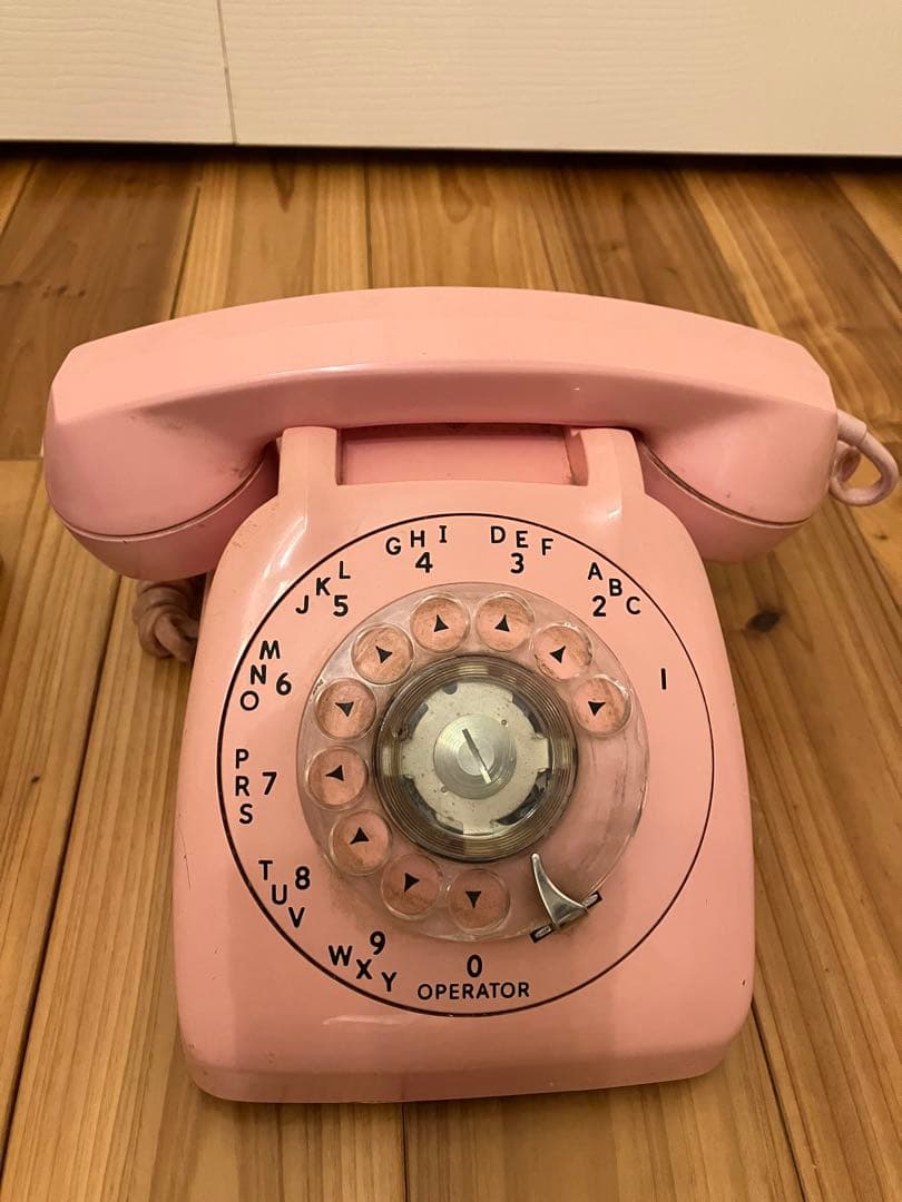 ピンクのダイヤル式電話
