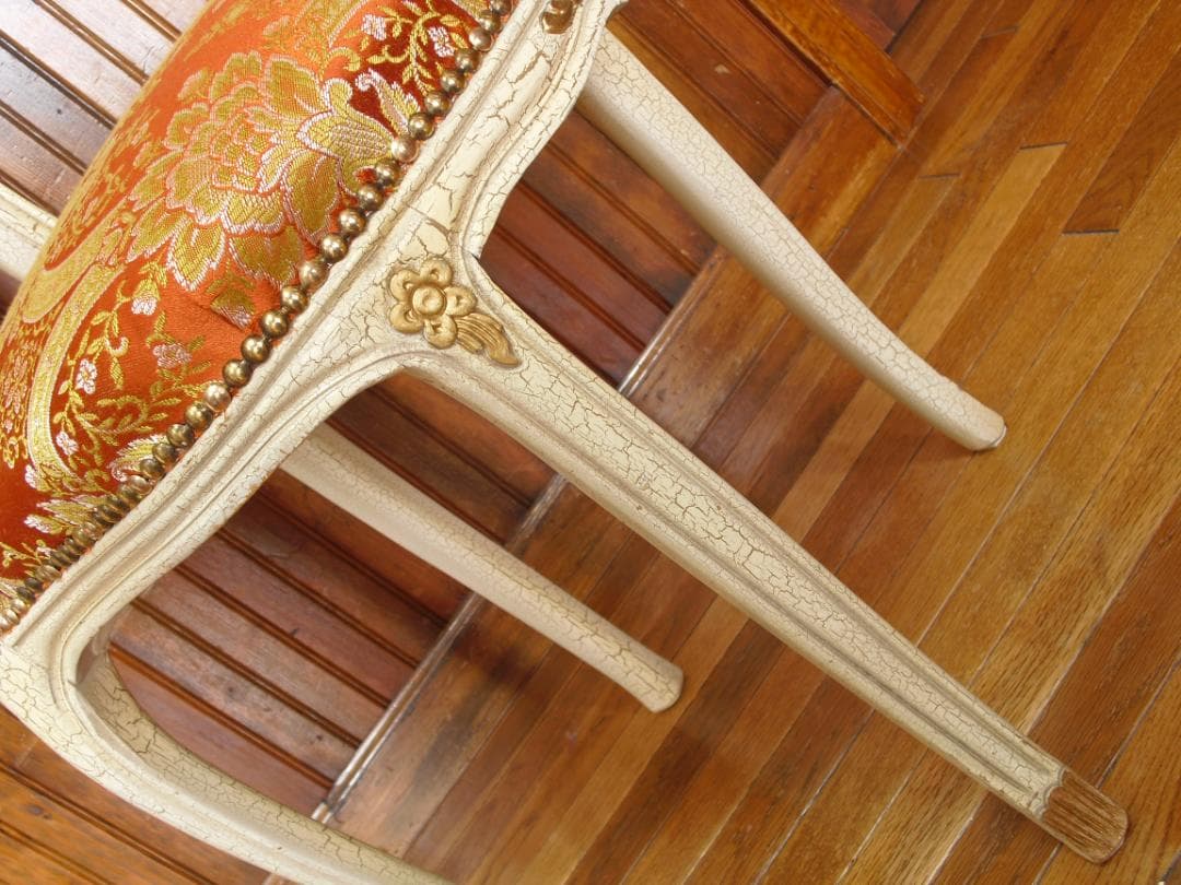 ①イタリア製ホワイトクラック塗装 姫椅子☆猫脚・ボタン留め・真鍮鋲打ち☆張替済み