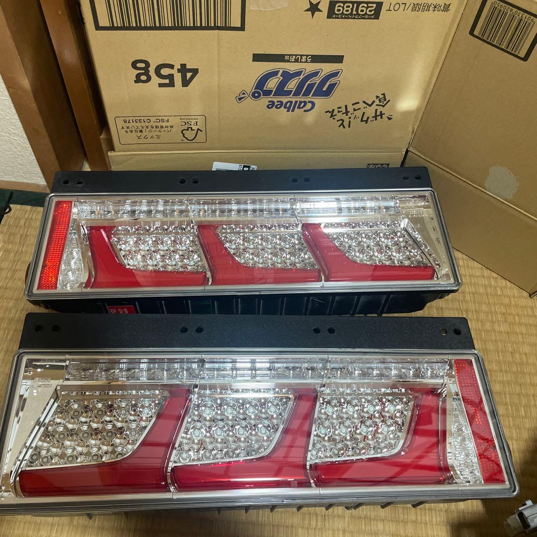 小糸製LEDテールランプ3連 左右2個セット ノーマルターン　新車外し