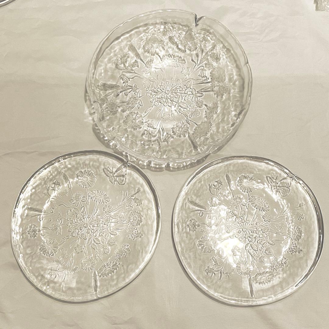 食器 ガラスプレート コスタボダ ウラ 花と蝶 丸皿2枚 大型深皿１枚 皿