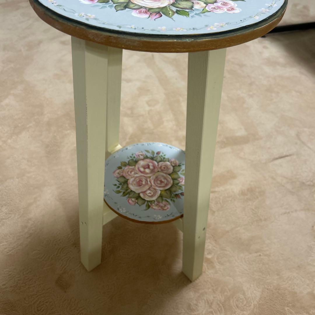 サイドテーブル。ジュリアンです。