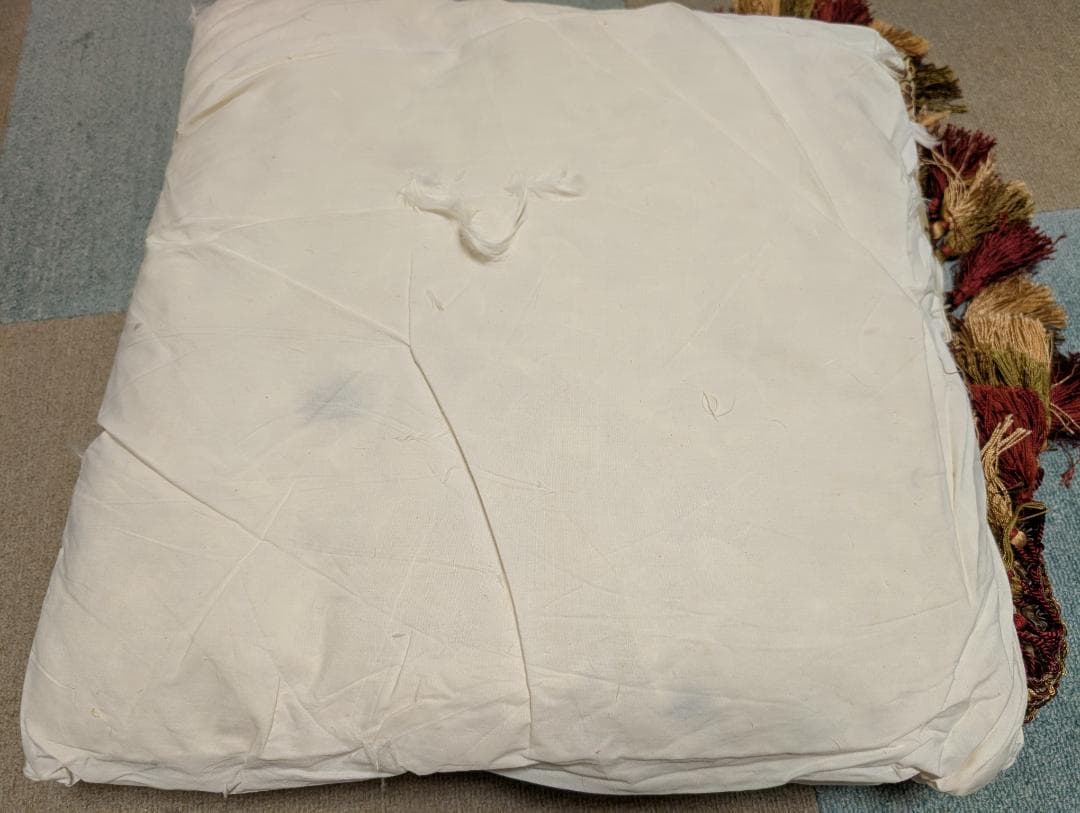 お洒落なクッション　アンティーク調