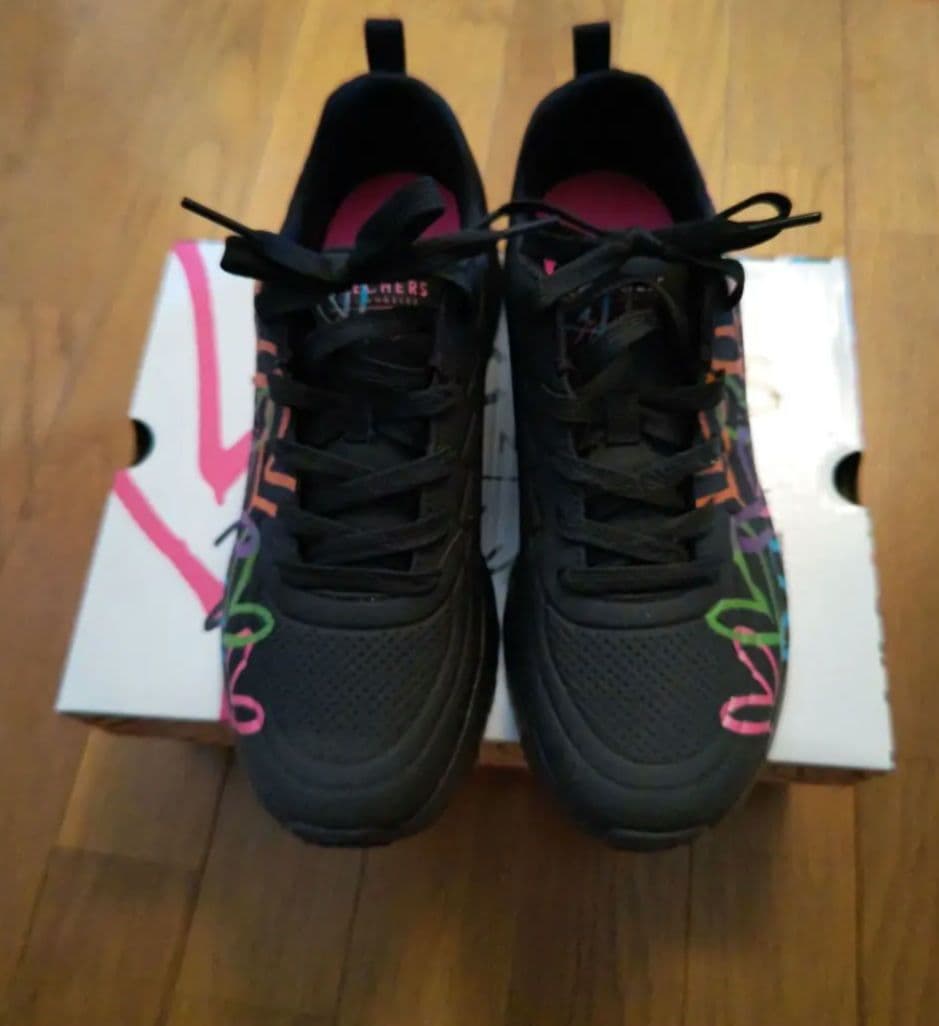 新品♥️短期出品♥スケッチャーズ♥ブラック ハート柄 スニーカー 25cm