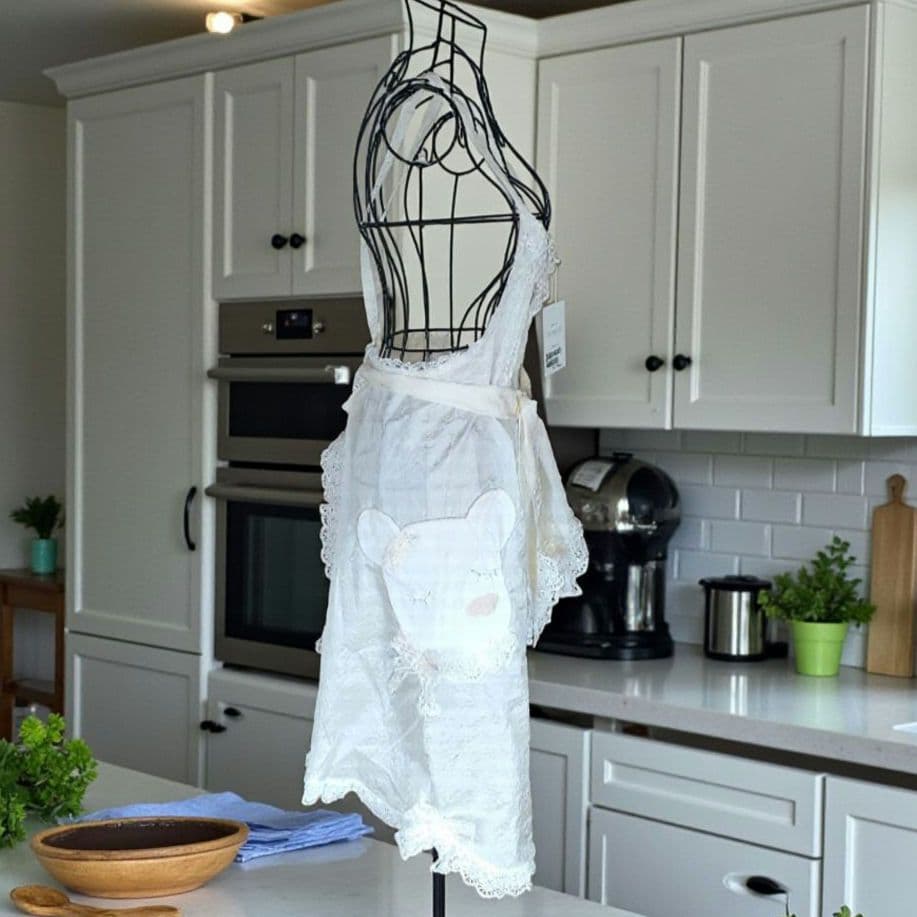 【新品未使用】ヒスクローネ さえら お昼寝中の動物さんポケットのついたエプロン